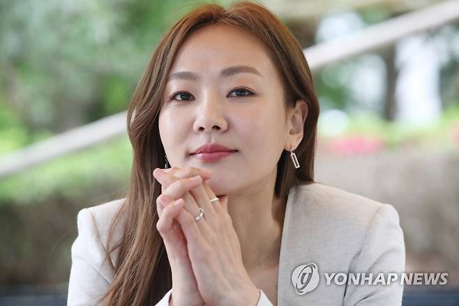 '나빌레라' 무용수 연기한 윤지혜 (서울=연합뉴스) 강민지 기자 = 드라마 '나빌레라'에 출연한 배우 윤지혜가 서울 종로구 수송동 연합뉴스에서 진행된 인터뷰에 앞서 포즈를 취하고 있다. mjkang@yna.co.kr