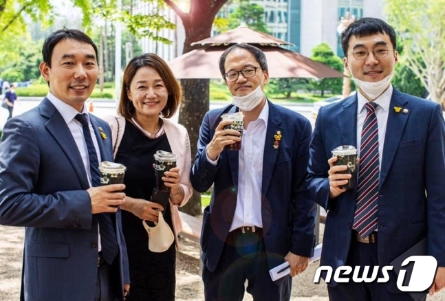 왼쪽부터 김용민, 이재정, 박주민, 김남국 더불어민주당 의원 (김용민 의원 페이스북 갈무리) © 뉴스1