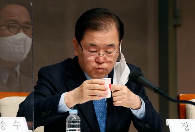 정의용 외교부 장관이 21일 서울 중구 프레스센터에서 열린 관훈토론회에서 물을 마시고 있다. 뉴시스