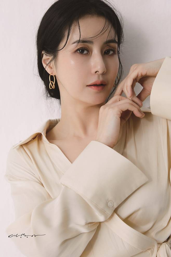 Actor Choi Jung-yoon has unveiled an alluring pictorial.Choi Jung-yoon, in the May issue of the magazine Womens Dong-A, is showing a slender body line with a backless slip dress.In addition, it captures the attention by drawing an atmosphere in which elegance and loveliness coexist with various expressions and poses.In other photos, Choi Jung-yoons unique feminine beauty stands out, highlighting her neatness with white pants, knits and sparkling skins and natural hair style.Choi Jung-yoon also told various stories through interviews with the photo shoot.As for the parenting, he said, It was not easy to take a big role in taking responsibility for one persons life, even though I had only received it from my parents before. Nowadays, mothers are smart and smart.I want to learn and follow the ideas of such mothers, and I want to raise them as children who can overcome themselves with bright energy. Choi Jung-yoon, who is 25 years old this year, is the most memorable work, and he named the drama Talleung Village and the movie Radio Star.Choi Jung-yoon said, The Talleung Village was a sports drama, but it was a static and realistic feeling.Coach, the production team all took a god, and they took a shot, and the atmosphere was good.The movie Radio Star also had a very good scene atmosphere and ensemble among actors. I was grateful for the casting offer when I was desperate for acting, said Michelle Chen, a wise person who plays a role in the drama, when she is well at home and stresses out when she is alone.I am also trying to turn the bad thing into a positive one, but I resemble Michelle Chen in that part. On the other hand, Choi Jung-yoons interview and picture, which is currently appearing on SBS morning soap opera Amor Party - Love, Now, can be seen in the May issue of Womens Dong-A.