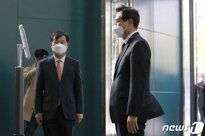 오세훈 서울시장(오른쪽)과 조인동 행정1부시장. 2021.4.8/뉴스1 © News1 오대일 기자