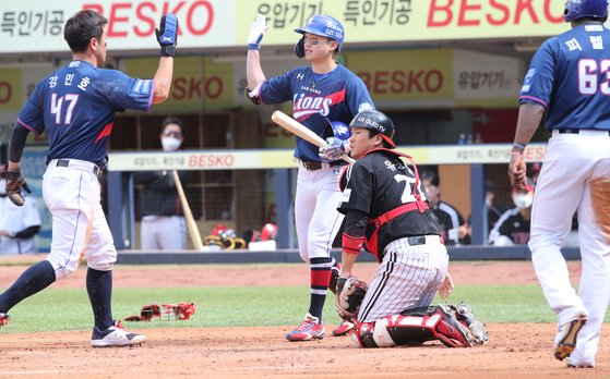 강민호가 2일 대구 LG전 4회 말 3-1로 앞서는 득점에 성공한 뒤 박해민, 피렐라의 축하를 받고 있다. 사진=삼성 제공