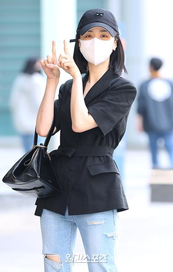 Actor Park Ha-sun has a photo time as he enters the office building to host SBS Power FM Cinetown of Park Ha-sun at the Mok-dong district SBS in Seoul Yangcheon District on the morning of the 3rd.