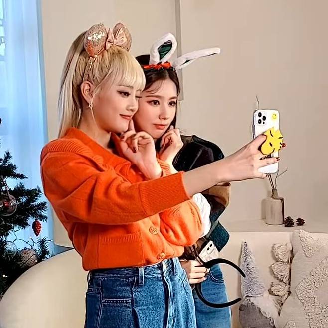Group (G)I-DLE Mi-yeon, Mini has revealed the current situation.On May 3 (G) I-DLE official Instagram posted a video with the caption Twin Dinja.(G) I-DLE Mi-yeon, Minnie, wearing an animal headband in the public footage, poses affectionately.The cute atmosphere of the two and the lovely beauty catch the eye.The netizens who watched the video responded that they were too beautiful, attractive hit, lovely and life shot even if they shot.On the other hand, Mi-yeon and Minnies group (G)I-DLE released the mini 4th album I burn on January 11th.(G) I-DLE has won 10 Music Broadcasting Awards with its title song Hwa () and ranked No. 1 on the Korean music charts for the second consecutive week in the Chinese Wangi Music Korean charts as well as top 10 on the Korean music charts, and No. 8 on the U.S. Billboard World Digital Song Sales charts.I burn has also achieved the top of the iTunes album charts in 52 regions around the world.Currently, Mi-yeon is the sole host of Naver NOW Children of Words.