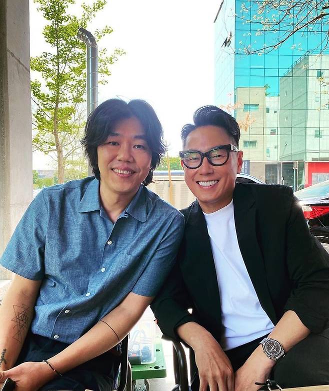 The affectionate two-shots of Yoon Jong Shin and Lee Sang-soon were released.Singer Yoon Jong Shin posted a picture on his instagram on May 3.The photo shows Yoon Jong Shin and Lee Sang-soon sitting side by side looking at the camera. The bright smile of the two catches the eye.Alongside this, Yoon Jong Shin added: Good weather. Contingency meeting. Sangsun Sangsun Sangsun.Meanwhile, Lee Sang-soon married Lee Hyori from Finkle in 2013 and settled in Jeju Island.