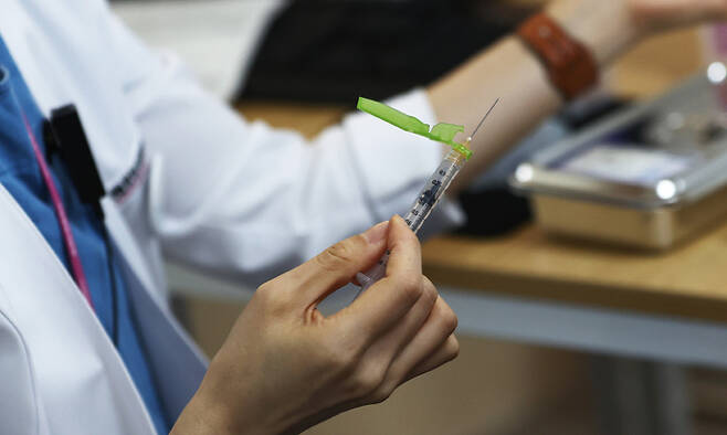 지난달 30일 국립중앙의료원 코로나19 중앙접종센터에서 의료진이 백신 접종을 준비하고 있다. 연합뉴스