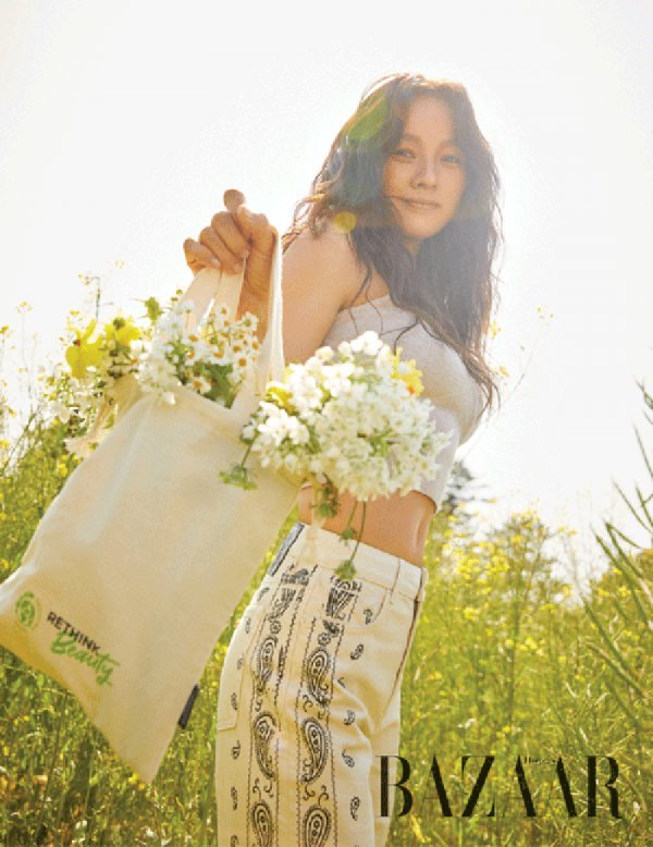 I had a special meeting with Lee Hyori in the fashion magazine Harpers Bazaar.In an interview after the filming, Lee Hyori said, When I return home from yoga in the evening, my husband (Lee Sang-soon) will make dinner.Puppies can walk and run on the dirt road, he said. I feel happiness in a small daily life.Lee Hyori also revealed the reason for the second generation plan: I think the reason I came to this world is to learn something, Lee Hyori said.But she said that the most common thing to study is child care, and I want to learn sacrifice and effort that only my mother can do. Im also very interested in making ceramic wares, Lee Hyori said. Its a special experience to make things I want to express with my own hands.I have been making a dog for my friends since I learned ceramic ware. Gift, which was recently comforted, also revealed.Lee Hyori said, When I died, I was sad and hard, but when I ate the sweet imported snacks sent by designer Johnny, I felt better and it was a great comfort.I think this is a true Gift. When asked who he wanted to comfort these days, he said, I think everyone is tired and angry with the prolonged Corona, and the case of indiscriminate violence against colored races is typical.How can I free the minds of angry people? I think so much, or I want to comfort them with laughter or singing.The song that gave such comfort is the song Goodnight, My Love owned by the lyricist. When can I be comforted by Lee Hyoris voice?Lee Hyori said, Its not a planned style, whatever it is. Anytime you get a good song or a chance like Refund Sisters!Lee Hyori pictorials can be found in the May issue of Harpers Bazaar.