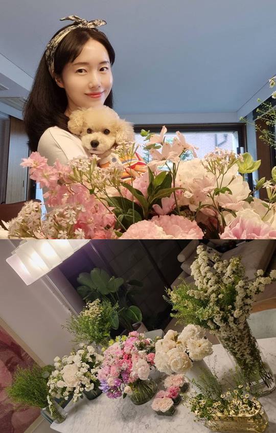 Singer and actor Lee Jung-hyun thanked Actor Ko So-young for the flower gift.On the 3rd, Lee Jung-hyuns own instagram left a picture and a picture of The flower is overflowing in the living room ...He then tagged Actor Ko So-young.Lee Jung-hyun posted another post with the article Tori Kelly is also drunk in the scent of flowers ....In the open photo, he boasted of his beauty that did not die even among the bright flowers with his dog Tori Kelly.Clean people and transparent skin made the beauty stand out even more.Actor Oh Yoon-a, who saw this, commented, Why are you so beautiful ~ ~ ~ and gave a warm atmosphere.Lee Jung-hyun marriages with an orthopedic surgeon aged three years younger in 2019.These couples have become a hot topic by revealing their honeymoon routine through KBS2 New Years Day.Photo Lee Jung-hyun SNS