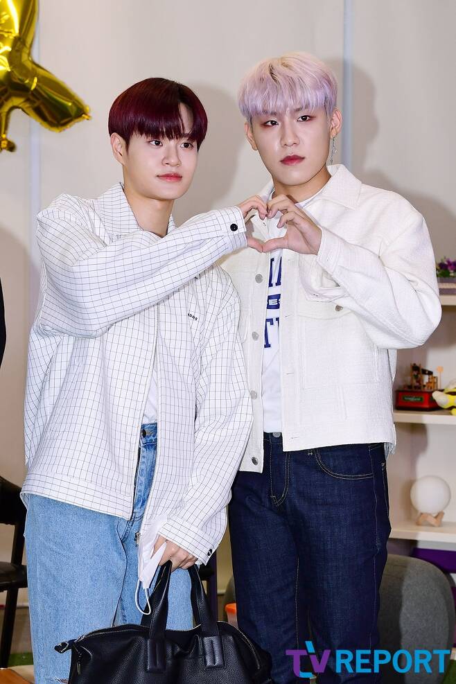 Lee Dae-hwi and Park Woo-jin of the group AB6IX (Abisix) pose ahead of the appearance of SEEZN ARA TV at a studio in Yeongdeungpo-gu, Seoul on the afternoon of the 3rd.