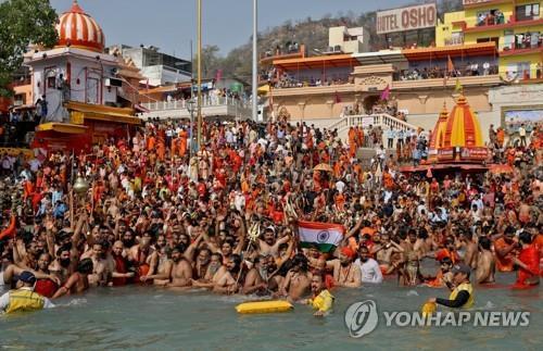 수많은 인파가 몰려든 인도 쿰브멜라 축제 현장. [로이터=연합뉴스]