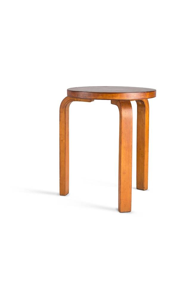 나무를 굽혀 다리를 만든 '스툴 60'. 다리가 네 개인 'E60'을 비롯해 다양한 모델명의 시리즈가 있다. Alvar Aalto, 60 / Stool 60, 1933 ⓒVitra Design Museum, photo: Jürgen HANS