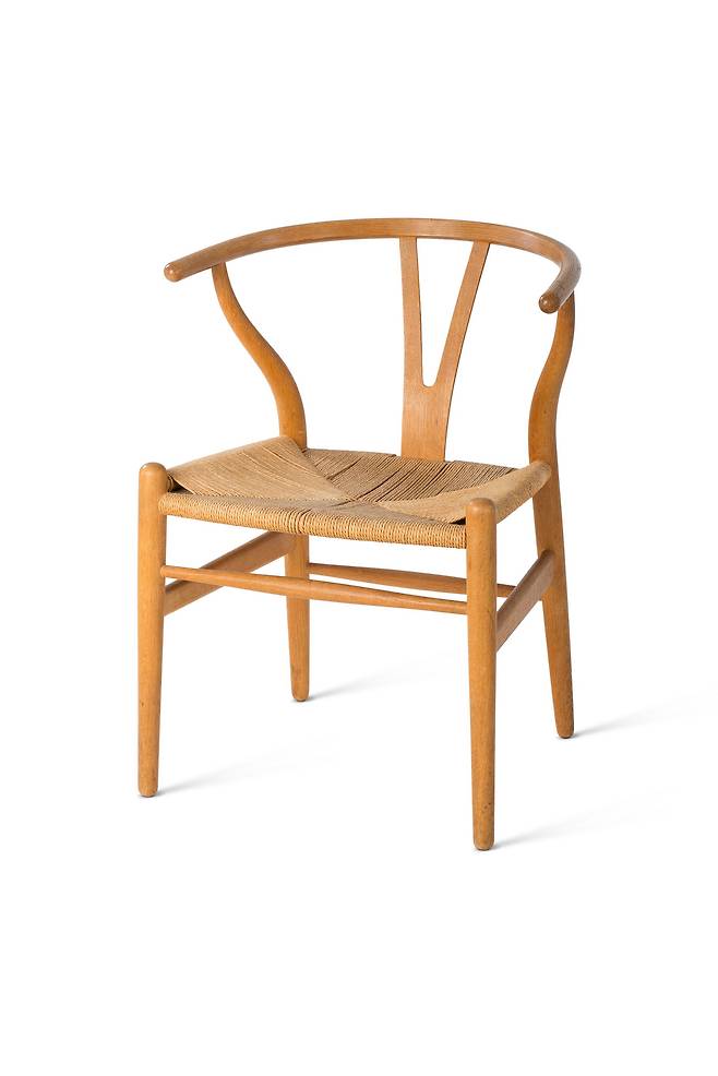 중국 전통 의자에서 영감을 받은 모델명 CH24. 갈라진 등받이 때문에 Y체어 또는 위시본(wishbone·가금류 가슴 부위의 갈라진 뼈) 체어로 불린다. Hans J. Wegner, CH24 / Wishbone Chair, Y Chair, 1949 ⓒVitra Design Museum, photo: Jürgen HANS