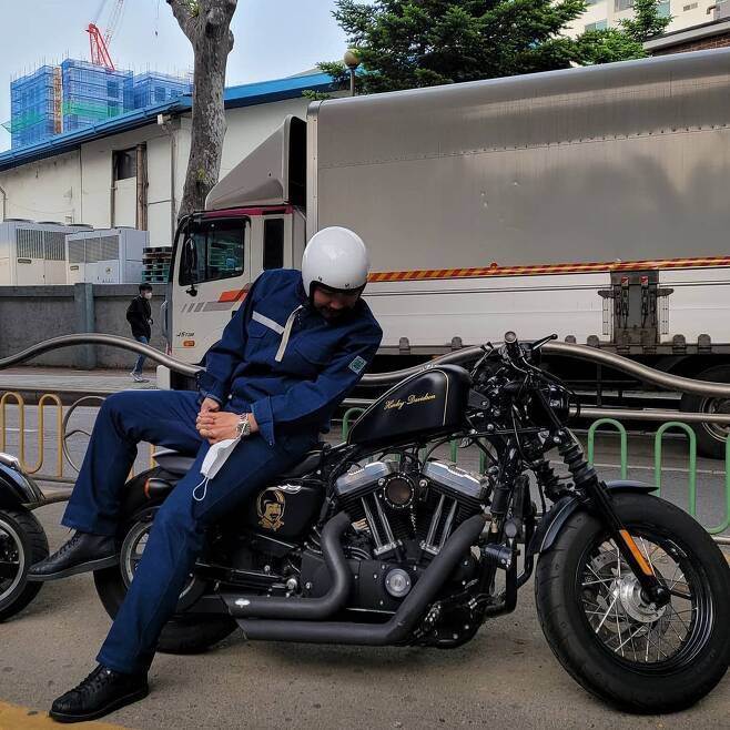Noh Hong-chul has told us about the recent relish of Riding.Noh Hong-chul posted a picture on his Instagram on the 3rd with an article entitled Harley Davidson Chopper Style, Harley Davidson Pure Love 72, but now there are a lot of bikes ... ThLam DM Gogo ~ .Noh Hong-chul in the public photo is sitting on a bike and posing.The visual of the forceful bike with the appearance of Noh Hong-chul wearing a jumpsuit and helmet attracts attention.Noh Hong-chul laughed by adding a hashtag called # Turn, turn, turn, turn, # Just take another life # Ill take off your face when you take me # # # #.On the other hand, Noh Hong-chul will appear on the JTBC entertainment program Picture Thieves.Photo: Noh Hong-chul Instagram