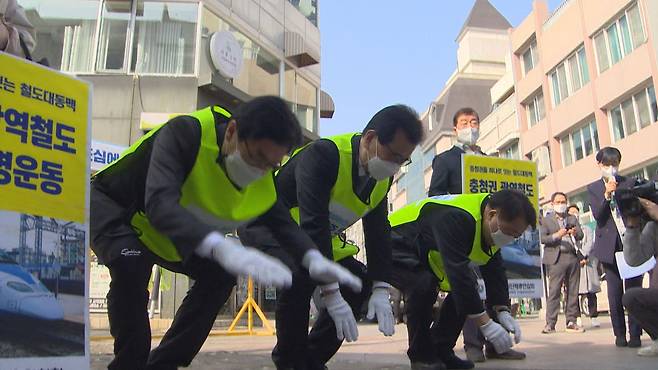 청주 도심을 통과하는 충청권 광역철도 유치를 위해 '삼보일배'에 나섰던 이장섭 더불어민주당 충북도당위원장과 이시종 충청북도지사, 한범덕 청주시장.(왼쪽부터)