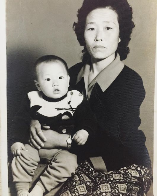 Broadcaster Kim Young-chul has released childhood photos to greet Childrens Day Pretty girl.On the afternoon of the 5th, Kim Young-chul told his personal SNS, Today, #Children`s Day Pretty girl # Aesthetic sister came to SMS in the morning!My mother gave me 100,000 won for Childrens Day Pretty girl!!!!!, she posted a family photo.Kim Young-chul said, Youre good, right? I said, Do you want me to put you on the account number? Call my mom. I said its okay!I was sad because I felt like I was an adult. Kim Young-chul said, I ordered my mothers carnation! I became too grown up! Of course, adult! Until my left hand knew the fourth toe!and boasted of his extraordinary filial piety.Meanwhile, Kim Young-chul is currently appearing on JTBC Knowing Brother.Kim Young-chul SNS