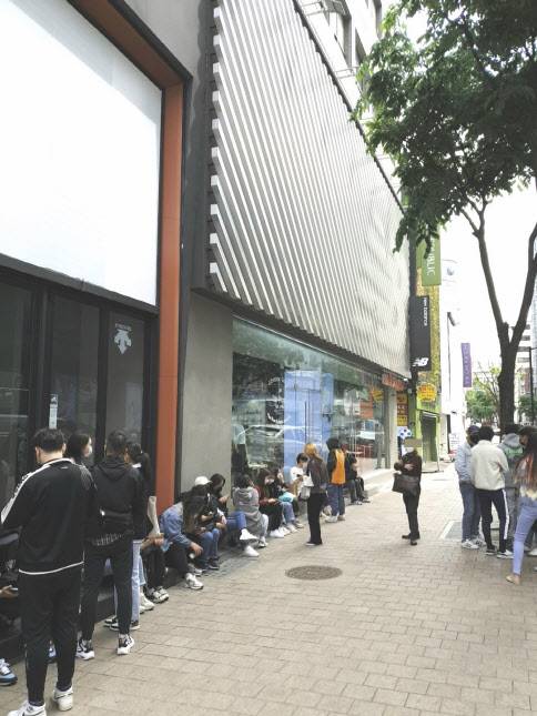 6일 오전 뉴발란스 명동점 앞에에 327 시리즈를 구매하기 위해 사람들이 대기하고 있다(사진=윤정훈 기자)