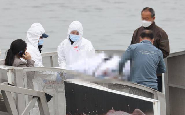 4월 30일 오후 서울 반포한강공원 인근 한강에서 구조대원들이 실종 닷새 만에 숨진 채 발견된 대학생 손정민씨의 시신을 수습하고 있다. 연합뉴스