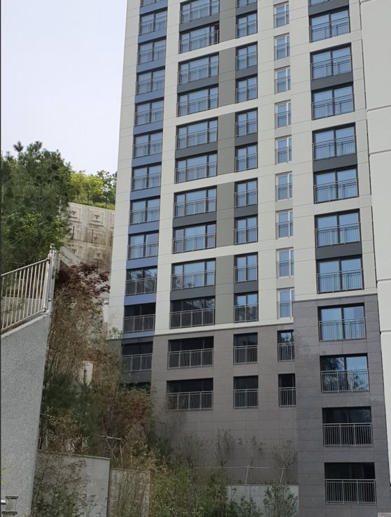 옹벽과 가까운 일부 동은 최대 8층까지 아파트 없이 건물 구조물만 조성돼 있다. 함종선 기자
