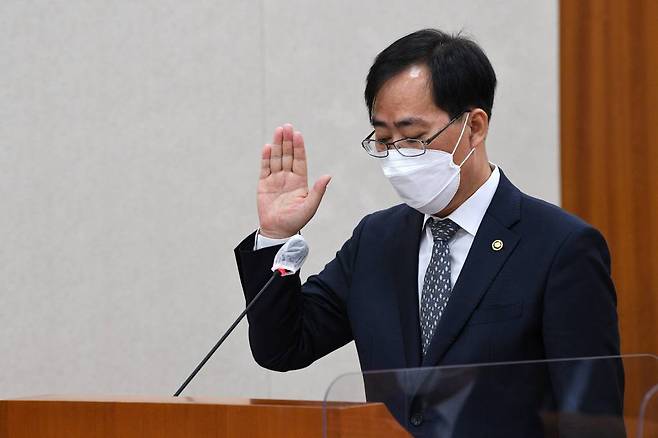 박준영 해양수산부장관 후보자가 지난 4일 오전 서울 여의도 국회에서 열린 농림축산식품해양수산위원회의 해양수산부장관 후보자 인사청문회에 출석해 선서문을 읽고 있다. /사진=뉴시스