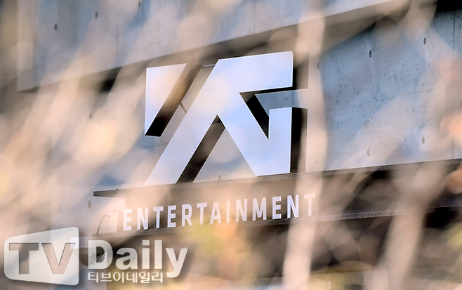 YG Entertainment (hereinafter referred to as YG) was caught up in old theory again, and this time, it is pointed out that it attempted tax evasion through a name of a car transaction suspicion.On May 5, SBS News reported that when YG was listed in the past, company executives and outsiders borrowed the name of the employees and used the employee stock as a name of a car.Companies listed on the stock market first allocate some of their issued shares to employees as employee stock.However, YG confirmed that executives and outsiders used the employee stock as a name of a car in the process of allocating 210,000 employee stock to employees before listing, and the National Tax Service confirmed that they made profits.In particular, according to the National Tax Service investigation, Hwang Moo, who is currently the CEO of YG, is said to have sent his husbands friends to Kim to hide a name of a car while upholding stocks in the name of his subordinate Kim.In addition, the profit from selling stocks is left in Kims account, and the situation of the construction cost and living expenses is also known.It is not only that, but also Yang Min-seok, a close associate of the former president, confirmed that he also named the stock in the name of the employee.The existence of a name of a car stock is said to have been caught in the process of tax investigation of the so-called burning sun situation involving the former member of the group Big Bang in 2019.SBS News has contacted YG to hear the explanation of this fact, but YG is consistent with silent answer.YG said, It was inevitable that the demand for employee stock subscriptions of all listed employees would be disrupted by funding. It was not the purpose of tax evasion, but the National Tax Service did not accept this claim.YG, which has greatly lost its image due to the Burning Sun incident following the illegal activities of its artists, has been on the board of business management ethics, and various controversy has not ceased and has not been able to wash the stigma of unethical company.