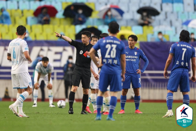 지난 1일 수원전에서 김대용(가운데) 주심이 신광훈에게 레드카드를 꺼내들고 있다. 제공 | 한국프로축구연맹
