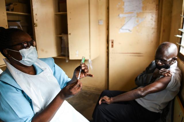 3월 말라위 남부 블랜타이어에서 한 시민이 아스트라제네카 신종 코로나바이러스 감염증(코로나19) 백신 접종을 기다리고 있다. 블랜타이어=AP 연합뉴스
