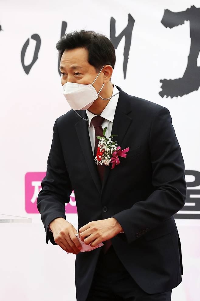 최근 오세훈 서울시장이 극우 논란에 휩싸인 20대 취업준비생 유튜버 A씨를 '메시지 비서'로 영입했다. 사진은 오 시장이 7일 오전 서울 용산구 대한노인회서울시연합회 앞에서 열린 어버이날 기념 행사에 참석해 인사말을 마치고 자리로 향하는 모습. /사진=뉴스1