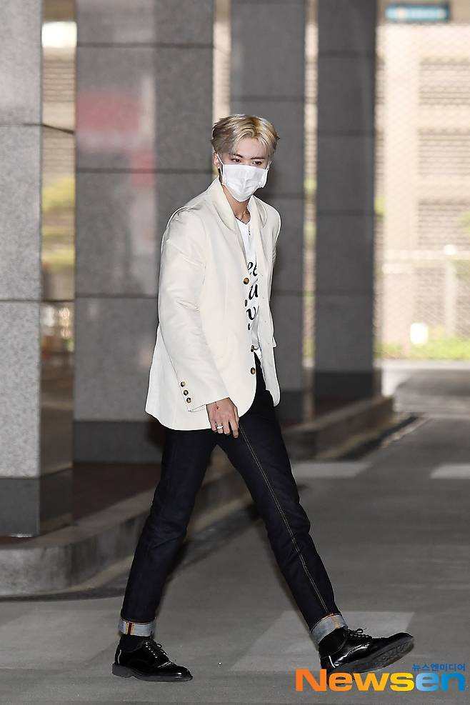 Pentagon member Yan An is entering the broadcasting station to attend the MBC every1 South Korean Foreigners recording at the MBC Dream Center in Goyanggi Province, Ilsan, on the afternoon of May 7.