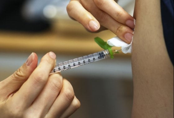 지난달 30일 국립중앙의료원 코로나19 중앙접종센터에서 의료진이 백신 접종을 하고 있다. 연합뉴스