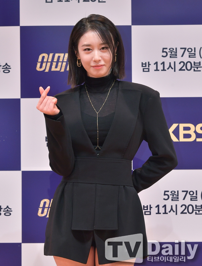 KBS 2 The production presentation of the new Friday drama Imitation (director Han Hyun-hee and writer Kim Min-jung Choi Sun-young) was broadcast live on Online on the afternoon of the 7th.Park Ji-yeon, who attended the production presentation on the day, poses.Imitation is an Idol dedication to cheering all the stars who dream of real in time for Idol 1 million entertainment notice.Based on the same name Webtoon, Idol is expected to have a new world view centered on Idol.