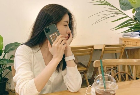 Actor Jung In-sun captivated Eye-catching with a sweet charm.Jung In-sun posted a picture on his Instagram on the 7th with an article entitled Now there is nothing to be warmer.The photo shows Jung In-sun sitting in a cafe and holding a cell phone in his ear.Jung In-sun, who has long straight hair calmly, induces admiration with a side that shows off the doll visual.Jung In-sun, who emits both pure and sweet, responded that it is atmosphere and too beautiful, walk on the flower path and it is too beautiful.Meanwhile, Jung In-sun recently met fans through Kakao TV Drama still thirty.