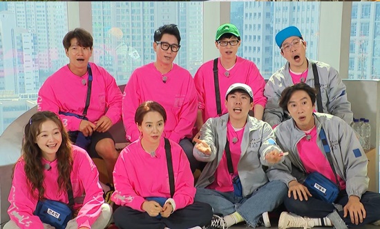 Running Man reveals Race when it goes to stationOn SBS Running Man broadcasted on the 9th, members who digest various entertainment program schedules in SBS broadcasting station are revealed.On this day, there is a race that needs to be scheduled all day in the broadcasting station.In fact, SBSs representative entertainment program Jungles Law, Alley Restaurant, All The Butlers, and Burning Youth will be transformed into Running Man.When the first schedule of Jungles Law was released, the members complained, Is not it too urban?So I started to adapt to different styles in the mission to make the necessary items for camping.Jungle Experiencer Yang Se-chan led the members to make tents, while Kim Jong-guk, who said he was from Boy Skout, made tents only with his mouth.Lee Kwang-soo, who can not stand it, explodes and laughs, saying, Is Boy Skout like this?In the following schedule, Running Man was the first SNS live broadcast and had time to communicate with fans.At the request of the fans, Jeon So-min had a short but laughing time, showing Brave Girls Rolin dance, while Lee Kwang-soo showed a patented Happy but sad expression.In addition, the winner of the mission also got the opportunity to choose the card of the desired member and pay the full amount.Members begin to aggressively attack Abu so that their cards are not selected.Especially, Yoo Jae-Suk, who is known to be not usually charming, shows off the storm charm that he has not seen before, such as kissing the settler.So, Jeon So-min is curious that he was surprised that I first see such soft eyes.Running Man will air at 5 p.m. on the 9th.Photo: SBS