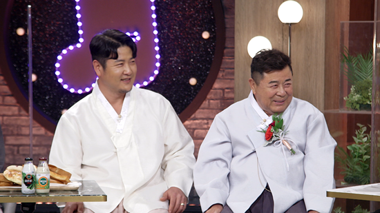 Immortal Songs: Singing the Legend actor Baek Il-seob appearsKBS 2TV Immortal Songs: Singing the Legend, which is broadcasted on the 8th, prepares Parent Day Special for the family month, and it is a colorful stage including actor Baek Il-seob who was not well seen in music entertainment.On this day, Baek Il-seob, who first appeared in Immortal Songs: Singing the Legend, was worried about coming out (Immortal Songs: Singing the Legend).I was sleeping during a few days while practicing. Lim Ji-ri said, I came out to make good memories with the son load. He laughed at the load and the tit-for-tat chemistry.On the other hand, the families of the six teams who appeared on this day gather their expectations with a stage full of laughter and impression.In particular, Nam Sang Il and her mother, Lee Myung Soon, are curious about Tae Jin-ahs Samogok by combining lullaby and Namdo Horizon, giving a perfect stage and making everyone into a tearful sea.In addition, Son, who dreams of Lee Sang-woo and composer, is the back door that he surprised everyone by appearing a surprise guest in the middle of the stage, selecting Han Dong-joons Pledge of Love.Immortal Songs: Singing the Legend airs at 6:05 p.m. on Saturday.Photo: KBS 2TV Immortal Songs: Singing the Legend