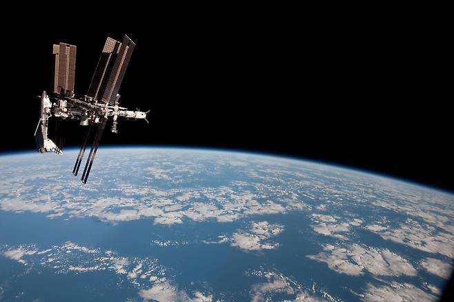 2011년 5월23일, 국제우주정거장에 미국 우주왕복선 인데버호(왼쪽)가 도킹(결합)한 모습을 러시아 우주선 소유즈호의 비행사가 촬영했다. 당시 소유즈호에는 러시아, 미국, 이탈리아의 우주비행사 3명이 탑승했다. 미국항공우주국(NASA) 누리집 갈무리