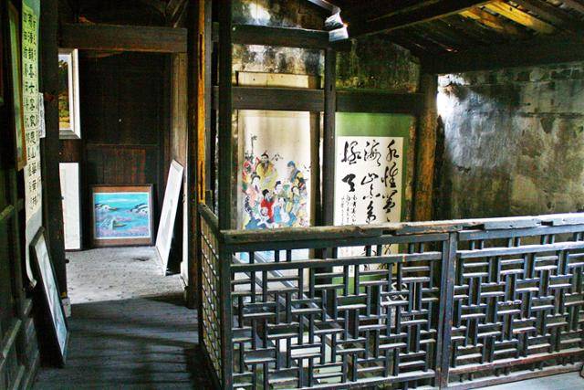 사제 상의당 2층 주마루 계단과 팔선도 병풍. ⓒ최종명