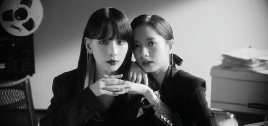 Group WJSN (WJSN)s second unit, WJSN The Black, fired its debut signal.Starship Entertainment, a subsidiary company, posted a spot teaser video of WJSN The Blacks debut album My Attitude on the official SNS on the afternoon of the 7th.The spot teaser video, made in black and white, starts with the slate as it announces the new start of WJSN The Black, and is stimulating the excitement.In particular, the members in the video partnered with EXY, Eunseo, SEOLA and Bona, each of which created a chic yet sophisticated mood.The members posed each other, but they showed a powerful visual Chemie by breathing closely with their partner, and the two members who are handcuffed to each other are captivating the eyes of those who add curiosity as if they symbolize a strong organicity that can not be stopped.WJSN The Black is the second unit team of WJSN, which is preparing to launch the music industry in May with the main concept of black, which is a variety of colors.The single My Attitude contains the colorful colors of SEOLA, EXY, Eunseo and Bona.WJSN The Blacks first single My Attitude, which imprints an intense presence with an inextricable aura in the spot teaser video, will be released on various online music sites at 6 pm on December 12.Photo: Starship Entertainment