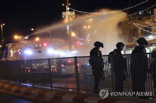 7일(현지시간) 예루살렘에서 이스라엘 경찰이 팔레스타인 시위대를 해산하려고 물대포를 쏘고 있다.[AP=연합뉴스]