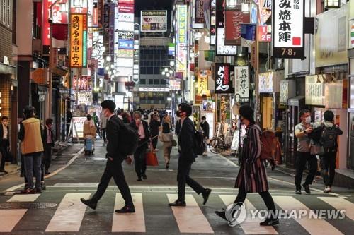 코로나19 빠르게 확산하는 일본 (도쿄 EPA=연합뉴스) 일본에서 신종 코로나바이러스 감염증(코로나19)이 빠르게 확산하는 가운데 7일 오후 도쿄도(東京都)의 유흥가인 가부키초(歌舞伎町)에서 행인들이 횡단보도를 건너고 있다.