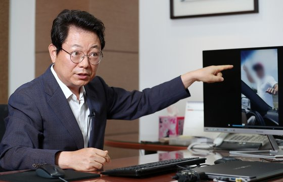 교통사고 전문 법률사무소 스스로닷컴 대표 변호사인 한문철 변호사가 2019년 7월 4일 제주도에서 발생한 칼치기 차량 운전자 블랙박스 영상을 보여주며 법적 제재가 필요하다고 말하고 있다. 신인섭 기자