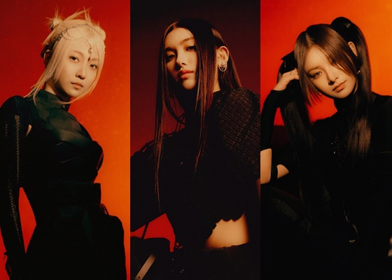 Everglow posted a concept photo of the third single LAST MELODY (Last Melody) It Comes (ONDA), Asha (AISAHA) and This (YIREN) through the official SNS at 0:00 on the 9th.It Comes, Asha and This drew attention with an intense force reminiscent of Fatal Termination, creating a fascination aura.The three members filled with girl crush charm heightens expectations for a new single to come.Meanwhile, Everglows third single LAST MELODY will be released on various online music sites at 6 pm on the 25th.