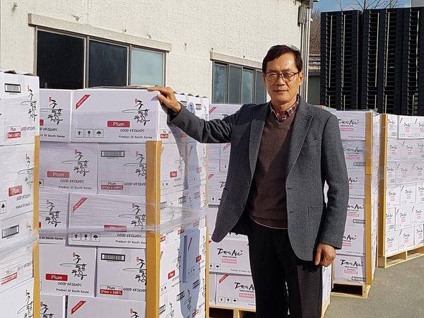 애플리즈 한임섭 대표가 수출용 사과와인 박스를 설명하고 있다. 애플리즈는 작년에 60억원 매출 중 90%를 수출에서 거뒀다.