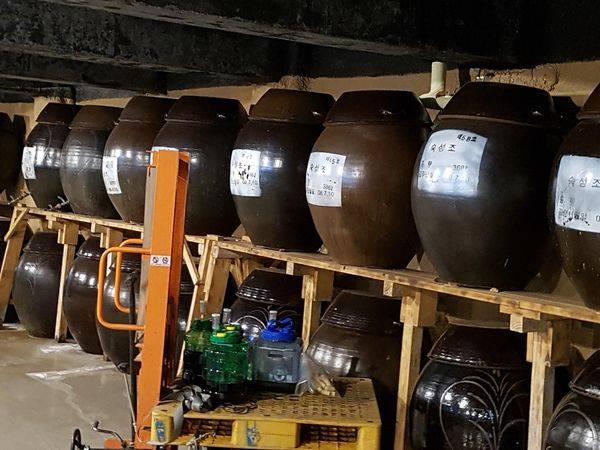 애플리즈는 사과와인을 3년간 옹기에서 숙성한 다음, 병입한다.