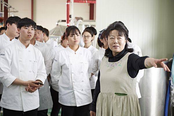 문경주조 홍승희 대표가 견학생들에게 양조장 곳곳을 안내하고 있다.