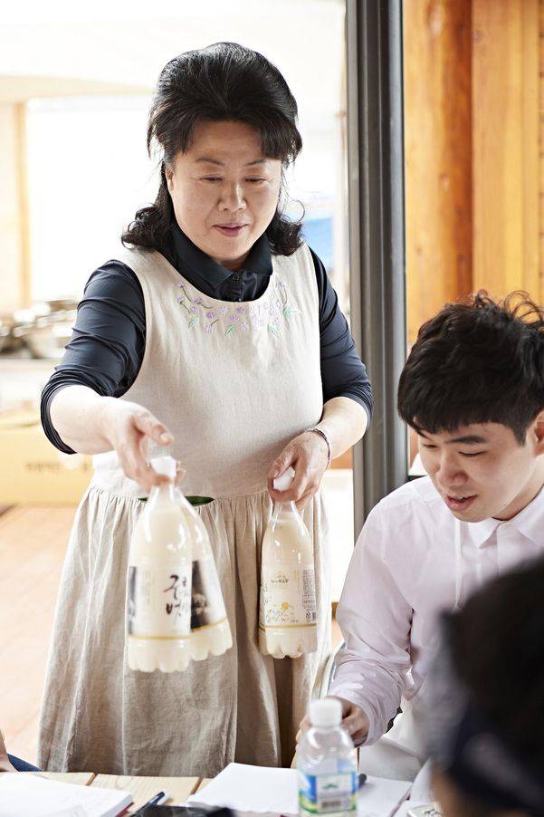 홍승희 대표가 양조장을 방문한 사람들에게 시음용 술, 구름을벗삼아 생막걸리를 제공하고 있다.