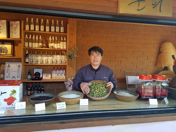 문경주조 김태환 실장이 ‘폭스앤홉스’에 들어가는 홉을 들어보이고 있다.