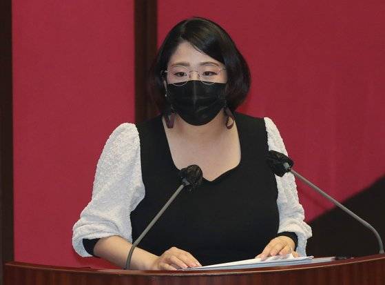 용혜인 기본소득당 의원은 지난 8일 SNS에 아이 사진과 함께 출산 소식을 알리고 "첫 세상 나들이를 응원해주시고 축하해주신 많은 여러분께 감사드린다"고 적었다. 현역 의원이 임기 중에 출산한 것은 용 의원이 세 번째다. 사진은 지난달 20일 국회 본회의에서 홍남기 국무총리 직무대행에게 질의하는 모습. 연합뉴스