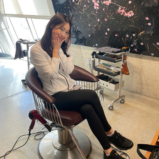 Actor Shin Min-a showed off his luscious charmShin Min-a posted a picture on his Instagram on the 11th with an article entitled Is it your sister V line?In the photo, Shin Min-a sat in a chair in a hair salon and took a charming look and pose.Shin Min-a, who took a calyx pose with both hands, gazed at someone with a cute expression and emanated a unique lovely charm.Shin Min-a, 38 this year, was impressed by her beauty and even her loveliness while her age was incredible.Meanwhile, Shin Min-a has been in public devotion for six years with Kim Woo-bin, who will appear on TVN Drama Gang Village Cha Cha Cha Cha scheduled to air this year.