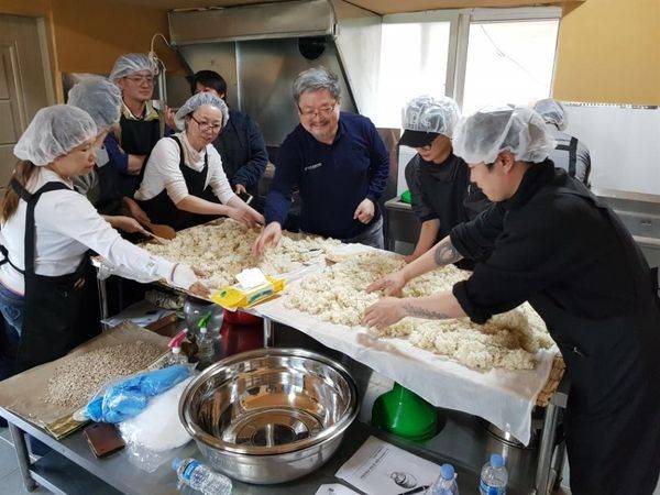 연천양조 박용수 대표가 술 빚기 체험 프로그램을 진행하고 있다. 사진은 덧술에 들어가는 고두밥을 만드는 모습.