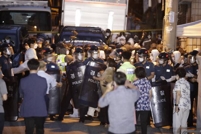지난해 8월20일 오후 서울 성북구 사랑제일교회 역학조사를 하면서 경찰과 교회관계자들이 충돌하고 있다. 김혜윤 기자 unique@hani.co.kr