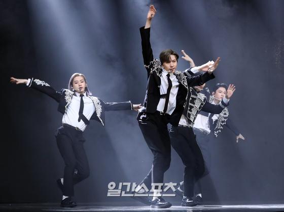 Remote Control (ONEUS) held a showcase to commemorate the release of the fifth Mini album BINARY CODE (Vinary Code) at the Seoul Gwangjin District Gwangjang Dong Yes24 Live Hall on the afternoon of the 11th.Members of Remote Control (Raven-Symoné, West Lake, Ido, Suggest us, Hwanwoong and La Nación) are presenting a wonderful stage.